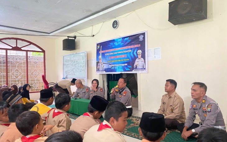 Ditlantas Polda Kepri Sambangi Pesantren Wali Songo Lewat Program Pos Ngetren 