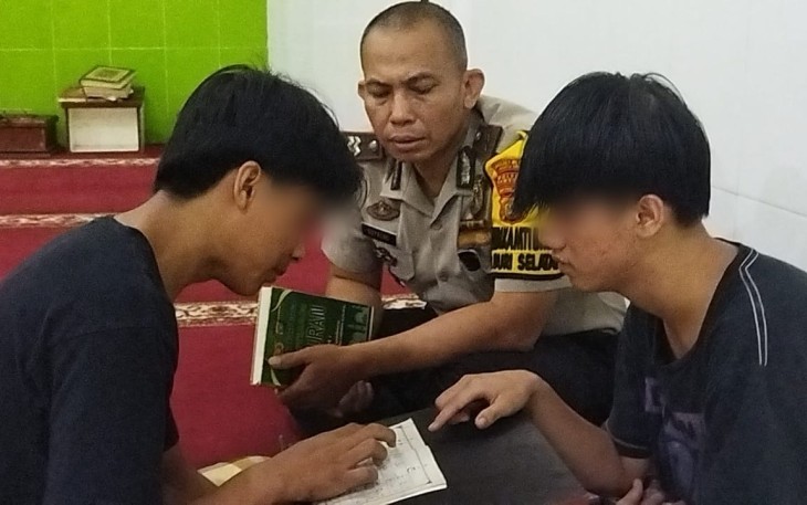 Polisi Bina Dua Remaja Tawuran di Tambora dengan Ngaji dan Tausiyah