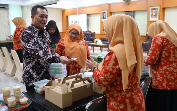 Dharma Wanita Persatuan (DWP) Badan Strategi Kebijakan Dalam Negeri (BSKDN) Kementerian Dalam Negeri (Kemendagri) menggelar bazar kuliner guna menyemarakan bulan Ramadan 1446 hijriah dan mendukung UMKM