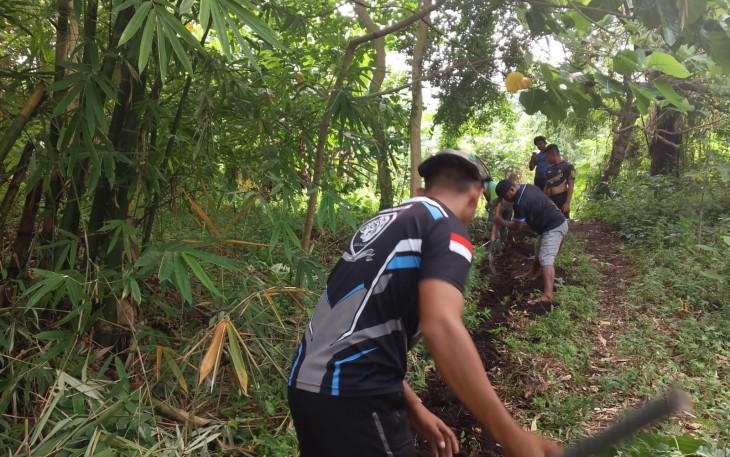 Satgas TMMD Kodim 1310/Bitung saat melakukan pemasangan pipanisasi manunggal air
