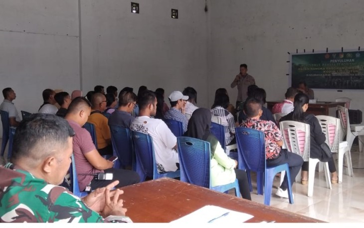Gelar Penyuluhan Kamtibmas, Satgas TMMD Ke-123 Kodim 1310/Bitung Gandeng Polres Bitung   Bitung, Klikwarta.com - Guna mendukung salah satu program nonfisik TMMD Ke-123 Kodim 1310/Bitung, Satgas TMMD gandeng Polres Bitung melakukan penyuluhan Kamtibmas, Bahaya Terorisme dan Radikalisme di wilayah Kelurahan Girian Indah yang di laksanakan di Balai Pertemuan Kantor Camat Girian. Selasa, (25/2/25).  Kasat Binmas Polres Bitung, AKP Petrus Katiandago, selaku narasumber menegaskan pentingnya peran masyarakat dalam