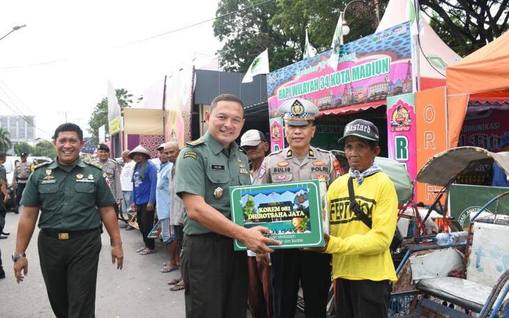 Kasrem 081/DSJ Letkol Inf Meina Helmi  menggelar aksi sosial dengan membagikan bingkisan lebaran
