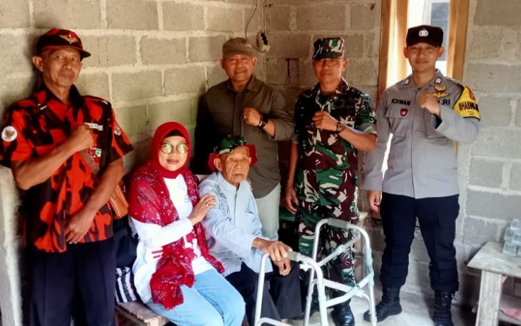 Danramil 0801/12 Pringkuku Hadiri Serah Terima Bantuan Rumah Untuk Veteran