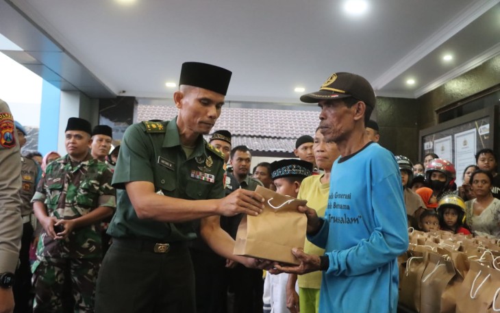Kodim 0807 dan Polres Tulungagung Bagikan Takjil kepada Masyarakat