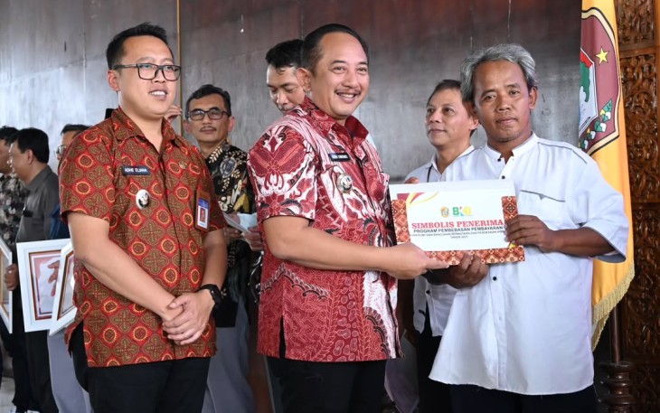 Penyerahan secara simbolis program pembebasan pembayaran SPPT PBB 2025 oleh Bupati Rober Christanto kepada salah satu warga wajib pajak yang terdaftar dalam DTKS, di Pendopo Rumah Dinas Bupati Karanganyar, Selasa (18/3/2025)
