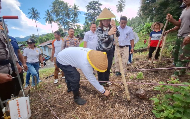 Wakil Walikota Bitung, Randito Maringka saat melakukan penanaman jagung