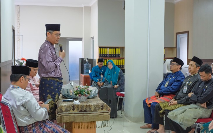 Sekretaris Daerah Kota Tanjungpinang, Zulhidayat S.Hut, resmikan ruang Bimbingan Konseling Pegawai di ruang Bidang Pembinaan Pegawai, Kantor Badan Kepegawaian dan Pengembangan Sumber Daya Manusia (BKPSDM) Kota Tanjungpinang, Jumat (7/2)