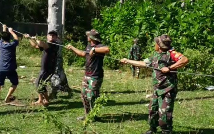 Satgas TMMD Ke-124 Kodim 0408/BS Mencari Kayu Lagi Sebagai Tambahan Bangun Jembatan