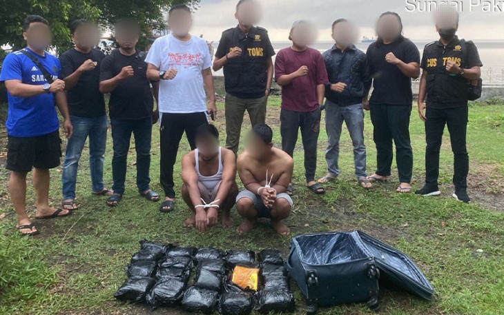Dua tersangka (tangan diikat) saat diamankan bersama barang bukti 20 Kg Sabu.