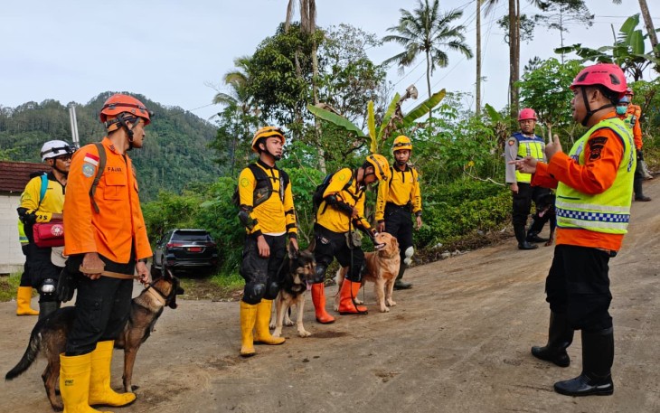 Tim pencarian dan pertolongan anjing pelacak K-9 melaksanakan apel pagi sebelum melakukan operasi SAR di lokasi tanah longsor Desa Pandanarum, Kecamatan Pandanarum, Kabupaten Banjarnegara, Jawa Tengah, Rabu (19/11).