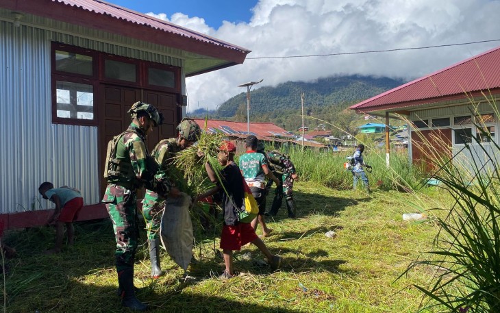 Satgas TNI dan Warga Sinak Kompak Bersihkan Sekolah