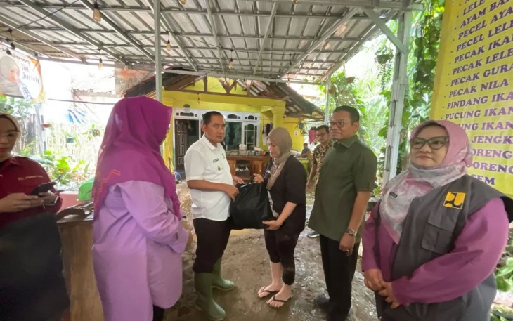 Wakil Wali Kota Depok, Chandra Rahmansyah memberikan bantuan kepada warga terdampak banjir di Kelurahan Pondok Cina (Pocin), Kecamatan Beji, Selasa (04/03/25)