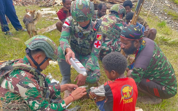 Satgas Yonif 715/Mtl Melayani Masyarakat Dengan Hati