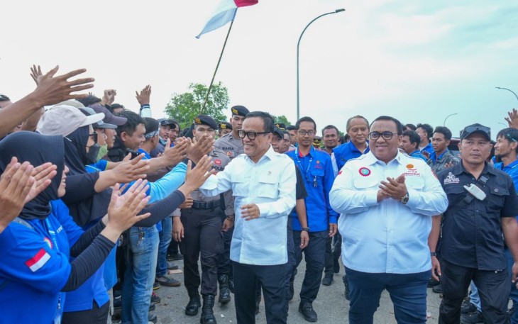 Wamenaker Immanuel Ebenezer Gerungan saat menyampaikan buruh PT Softex Indonesia di Karang, Senin (20/1)