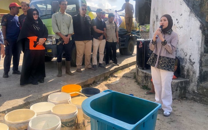 Pemerintah Kabupaten Bintan melalui Badan Penanggulangan Bencana Daerah (BPBD) bekerja sama dengan Palang Merah Indonesia (PMI) Kabupaten Bintan menyalurkan bantuan air bersih bagi masyarakat terdampak kekeringan