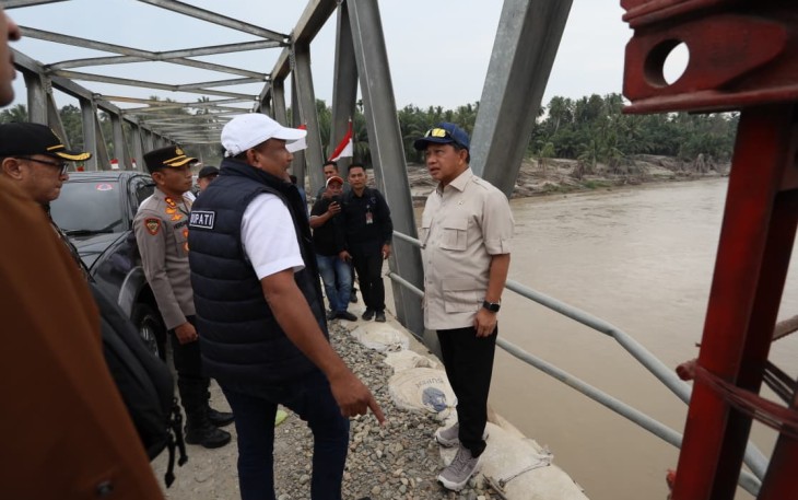 Menteri Dalam Negeri (Mendagri) Muhammad Tito Karnavian selaku Ketua Satuan Tugas (Kasatgas) Percepatan Rehabilitasi dan Rekonstruksi Pascabencana Sumatera meninjau secara langsung infrastruktur jembatan di Kabupaten Bireuen, Aceh, Rabu (21/1/2026)