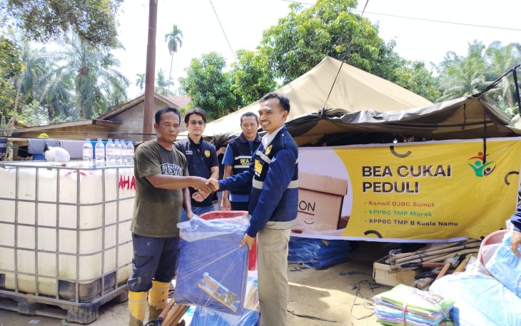 Tim Bea Cukai Peduli saat Salurkan Bantuan di Kampung Air Tenang