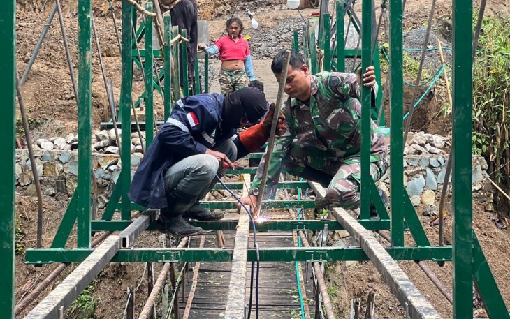 TNI AD dan Masyarakat saat Kerjakan Jembatan Gantung Perintis Garuda di Pacitan