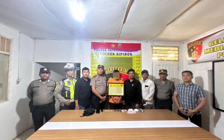 Tersangka Pengedar Sabu Saat Diamankan Di Polsek Sipirok