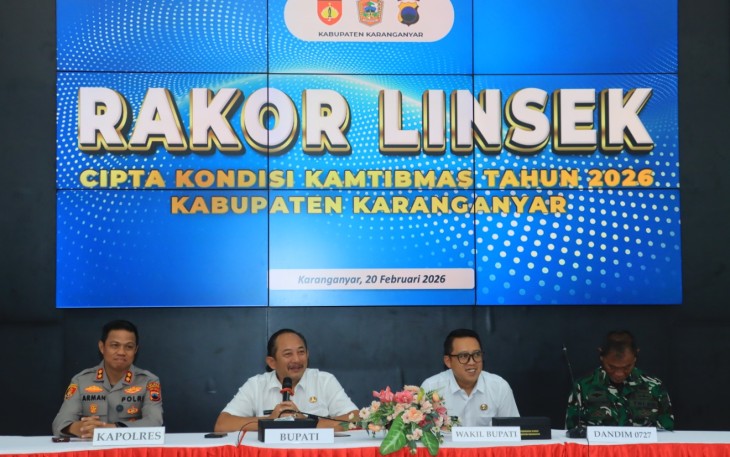 Rapat koordinasi lintas sektor di Ruang Antorium Rumah Dinas Bupati Karanganyar, Jumat (20/2/2026).