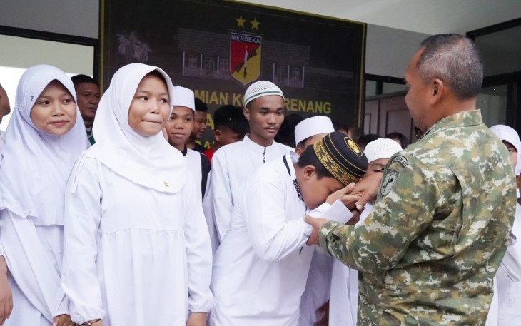 Pangdam XIII Merdeka Mayjen TNI Mirza Agus saat menyalami anak-anak Yatim.