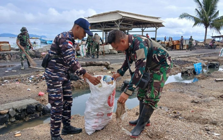 Jajaran Koramil Kodim 1310/Bitung bersama TNI AL dan masyarakat saat melaksanakan gerakan asri bersih-bersih pantai.