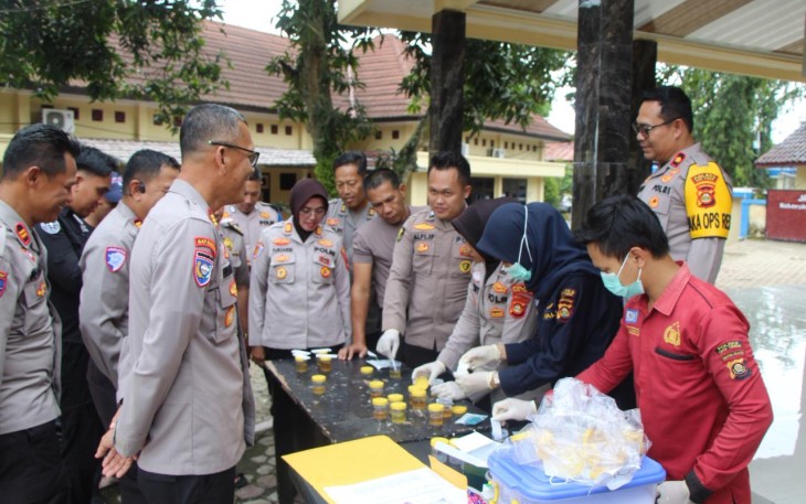 Sie Propam Dan Sie Dokkes saat Adakan Test Urine Mendadak Terhadap Seluruh PJU Polres Oku Timur