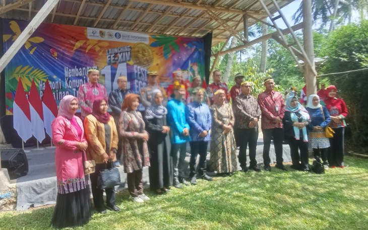 Pj Sekda Jember Ahmad Helmi Luqman S.Sos saat menghadiri Festival Egrang ke-14 di Pasar Lumpur, Desa Lembengan, Kecamatan Ledokombo, Kabupaten Jember, Sabtu (9/5/2026).