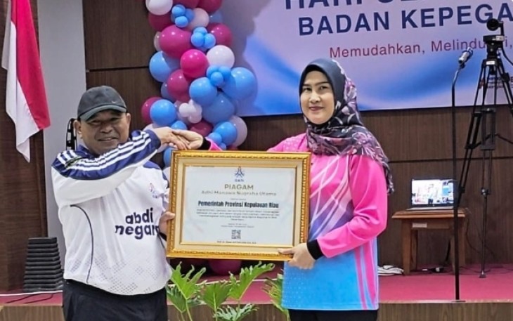 Penghargaan diserahkan langsung oleh Kepala Kantor Regional XII BKN Pekanbaru, Purjiyanta, kepada Kepala Badan Kepegawaian Daerah dan KORPRI (BKD dan KORPRI) Provinsi Kepulauan Riau, Yeny Trisia Isabella