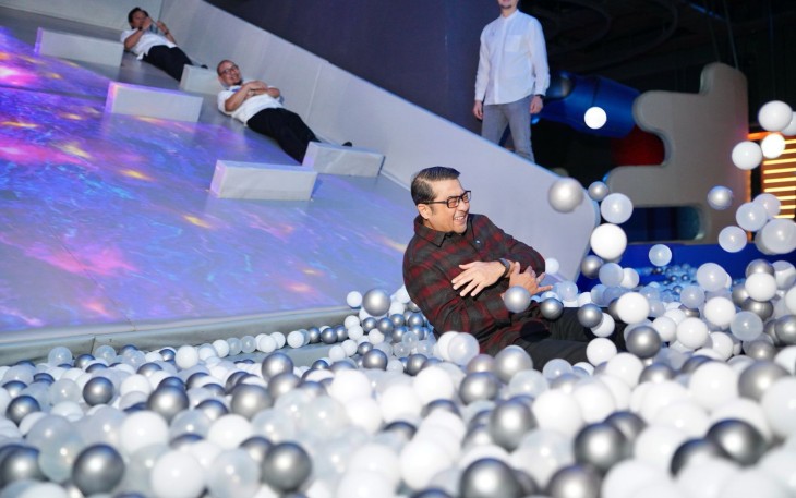 Menteri Ekonomi Kreatif, Teuku Riefky Harsya, mengunjungi dan mencoba salah satu wahana di Wonderlab di Senayan City, Jakarta, Senin (8/6/2026).