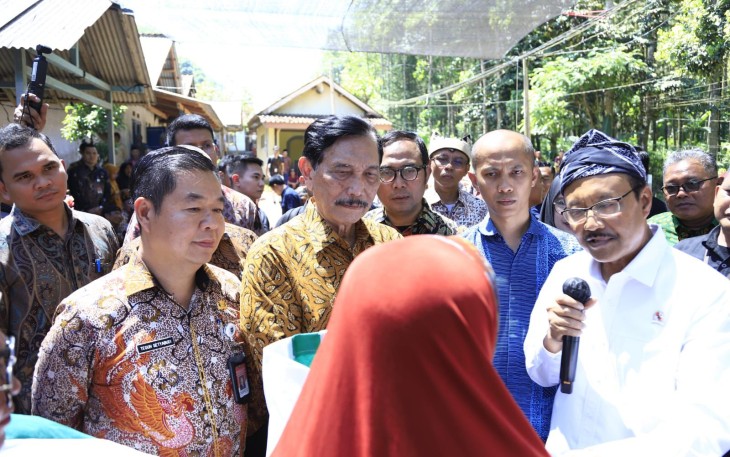 Dirjen Dukcapil Teguh Setyabudi (kenakan batik kiri), di Jakarta, Jumat (19/6/2026).