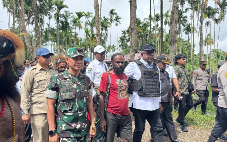 Dandim 1710/Mimika saat Ajak Warga Jaga Persaudaraan dalam Prosesi Perdamaian Perang Suku di Kwamki Narama