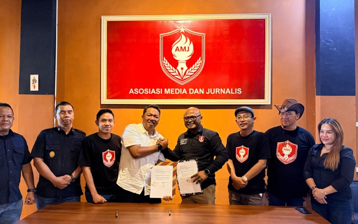 Kalapas Yulian Fernando bersama Ketua AMJ Bengkulu Wibowo Susilo, didampingi pengurus AMJ teken PKS.