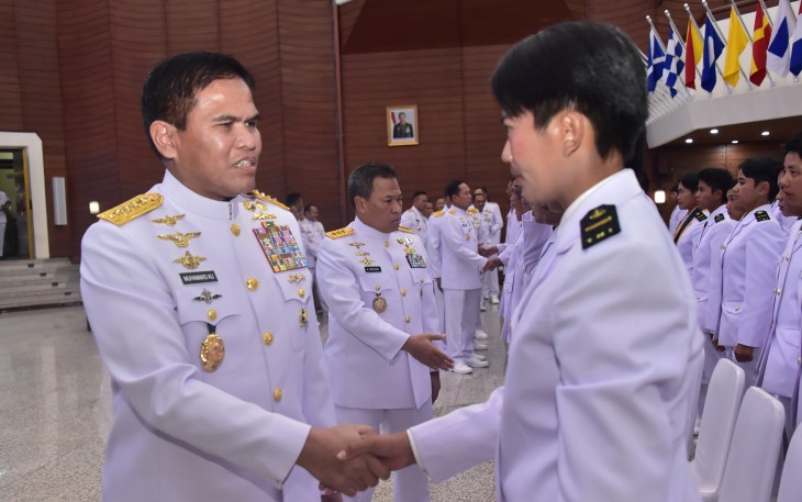 Kepala Staf Angkatan Laut (Kasal) Laksamana TNI Dr. Muhammad Ali memberikan pengarahan kepada 189 Perwira Remaja lulusan Pendidikan Pertama Perwira Prajurit Karier (PA PK) TNI Reguler dan Program Khusus (Progsus), serta Penerbang Sukarela Dinas Pendek (PSDP) Tahun Anggaran 2026, bertempat Auditorium Denma Mabes TNI AL. Kamis (12/3)