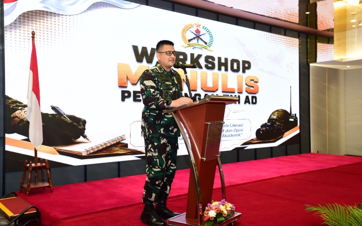 Kadispenad Brigjen TNI Donny Pramono, S.E., M.Han., saat membuka Workshop Menulis Penerangan TNI AD TA 2026 di Ballroom Hotel Novotel Mangga Dua, Jakarta, Selasa (29/7/2026).