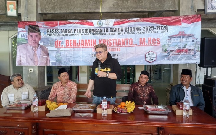 Anggota DPRD Jawa Timur dr. Benjamin Kristianto saat menggelar kegiatan reses di Balai Desa Bogem Pinggir, Kecamatan Balongbendo, Sidoarjo, Minggu (26/7/2026). 