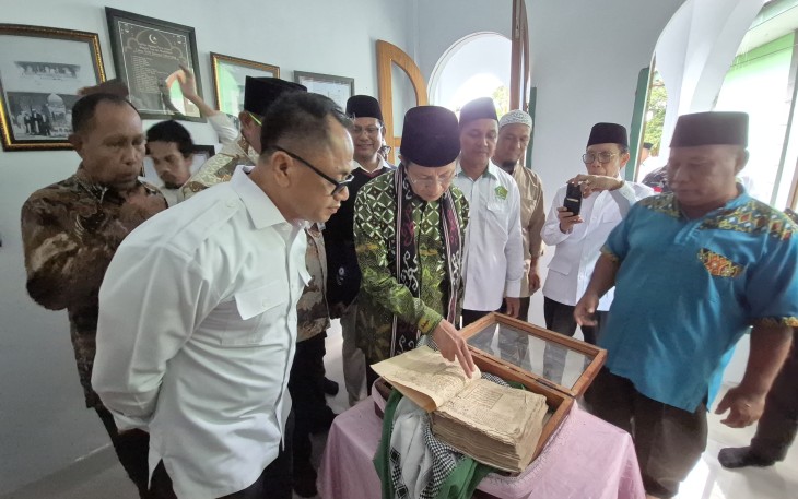Menag Nasaruddin Umar saat melihat Al Qur'an, Jum'at (16/1)