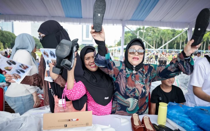 Suasana bazar rakyat di kawasan Monas, Jakarta, Sabtu (28/3)