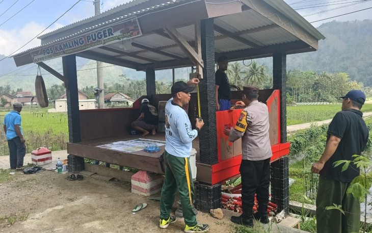 Babinsa Koramil 0801/03 Arjosari Serma Suhadi dan Bhabinkamtibmas polsek Arjosari, turut serta dalam pembenahan dan perbaikan Pos Keamanan Lingkungan (Kamling) di Dusun Ganang, Desa Gunungsari, Kecamatan Arjosari, Kabupaten Pacitan, Selasa (17/2/2026).