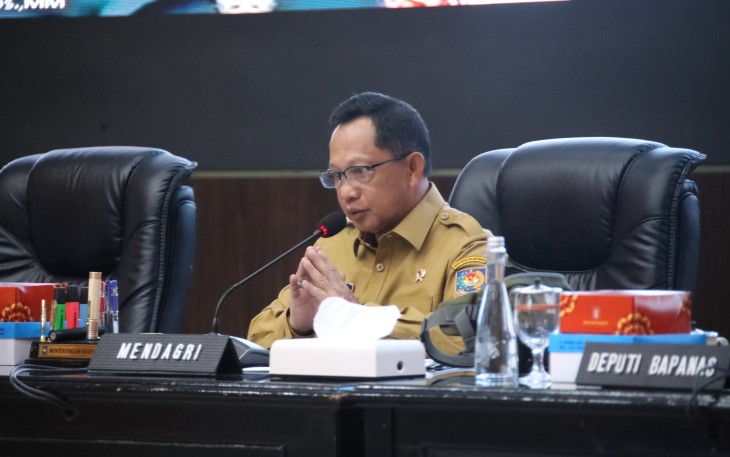 Mendagri Muhammad Tito Karnavian saat memimpin Rapat Koordinasi Pengendalian Inflasi Daerah dan Evaluasi Dukungan Pemerintah Daerah (Pemda) dalam Program Tiga Juta Rumah yang berlangsung secara hybrid dari Gedung Sasana Bhakti Praja, Kantor Pusat Kementerian Dalam Negeri (Kemendagri), Jakarta, Senin (9/2/2026).