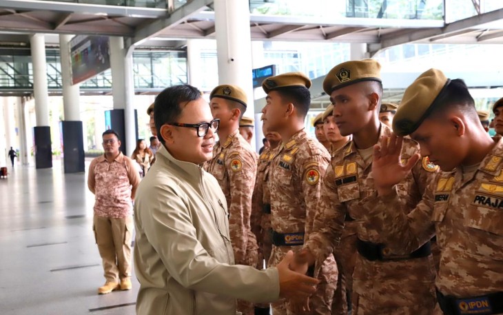 Wakil Menteri Dalam Negeri (Wamendagri) Bima Arya Sugiarto saat memimpin Apel Pelepasan Pemulangan Praja IPDN Gelombang II di Bandara Kualanamu, Kabupaten Deli Serdang, Sumatera Utara, Selasa (3/3/2026)