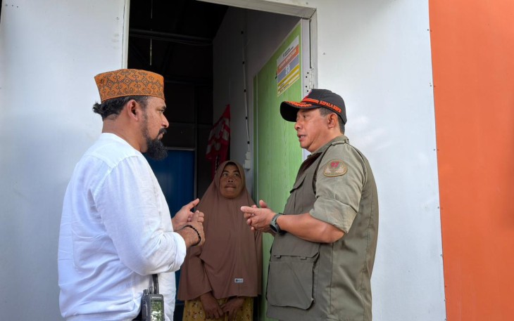 Kepala BNPB Letjen TNI Dr. Suharyanto, S.Sos., M.M (kemeja hijau dan rompi) bersama Bupati Aceh Timur Iskandar Usman Al-Farlaky saat meninjau hunian sementara insitu yang telah dihuni warga di wilayah Kabupaten Aceh Timur, pada Kamis (26/2).