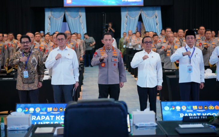 Kapolri Jenderal Listyo Sigit Prabowo foto bersama dalam rapat koordinasi lintas sektoral di Gedung PTIK, Jakarta Selatan, Senin (2/3/2026).
