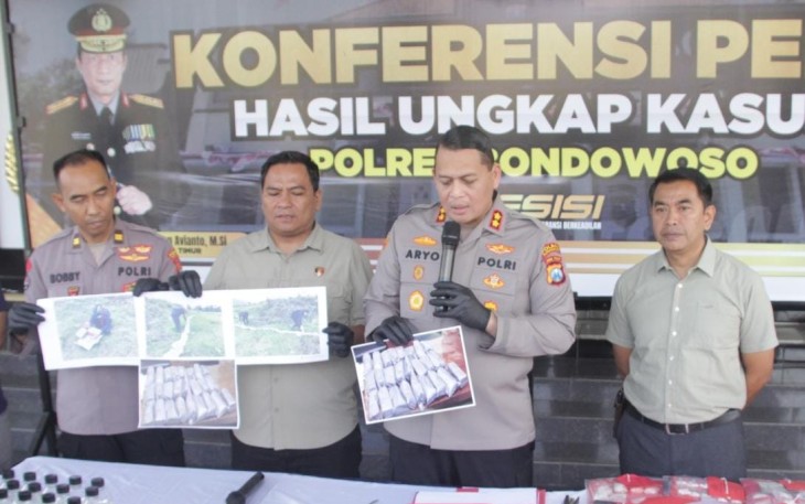 Kabid Humas Polda Jatim, Kombes Pol Jules Abraham Abast saat konferensi pers.