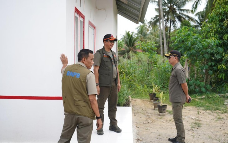 Kepala Badan Nasional Penanggulangan Bencana (BNPB) Letjen TNI Dr. Suharyanto memeriksa kondisi dan progres pembangunan hunian tetap (huntap) bagi warga terdampak bencana di Kabupaten Bireuen, Provinsi Aceh pada Jumat (13/3)