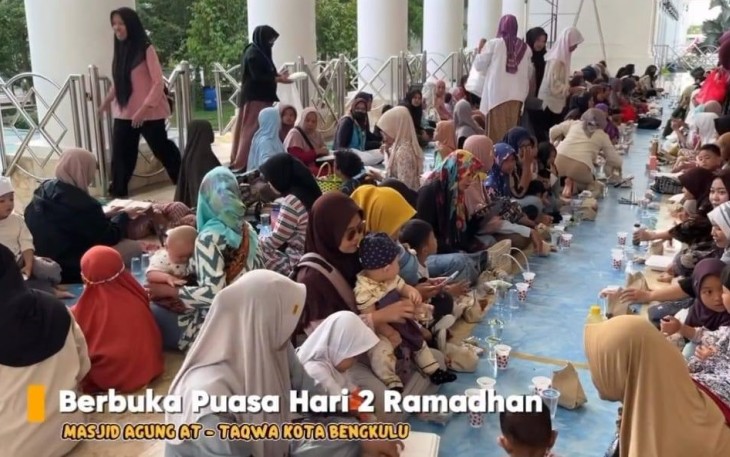 Pemkot Bengkulu dan ASN Bagikan Ribuan Paket Buka Puasa /Foto : MC 