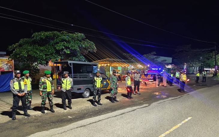 Patroli Gabungan TNI-Polri di Trenggalek