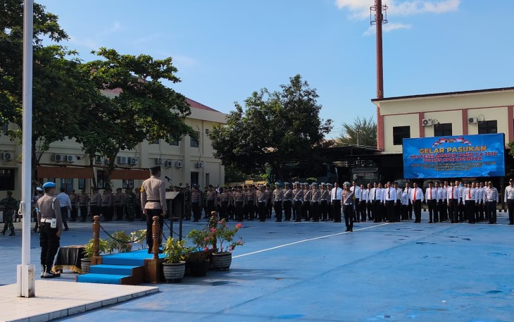 Upacara gelar pasukan Operasi Kesempatan Candi 2026, di Lapangan Wira Satya Polres Karanganyar, Senin (2/2/2026)