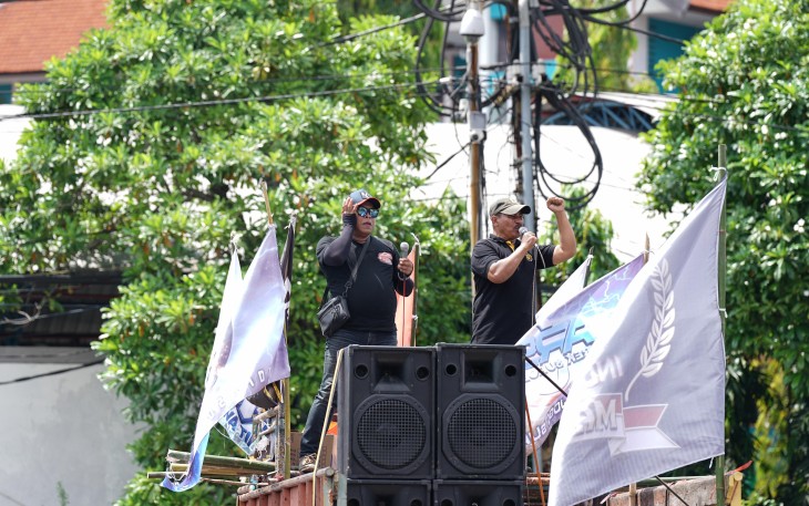 Massa yang membawa atribut poster bertuliskan "Tolak Perbudakan Digital" ini mendesak Pemerintah Provinsi dan DPRD Jatim segera menerbitkan Peraturan Daerah (Perda) sebagai payung hukum permanen bagi kemitraan transportasi daring di wilayah setempat.