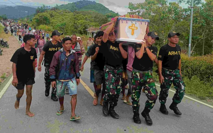 Satgas Yonarmed 12 Kostrad bantu pemakaman warga di perbatasan 